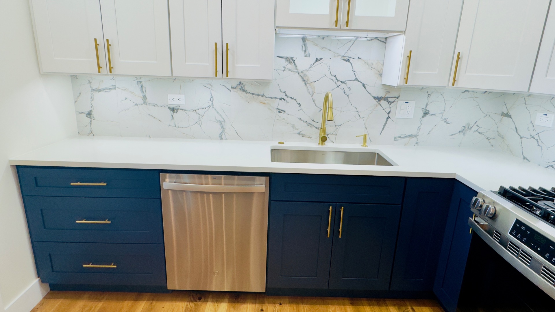 527 Northgate Road Lindenhurst, IL 60046 - Photo 11 of 35 a kitchen with a sink and cabinets