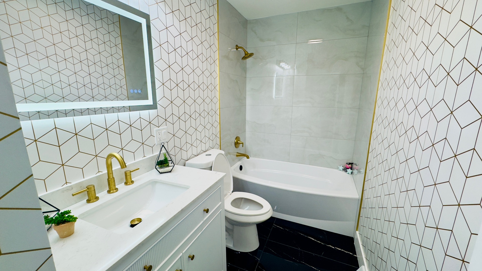 527 Northgate Road Lindenhurst, IL 60046 - Photo 18 of 35 a bathroom with a sink a toilet and a bathtub