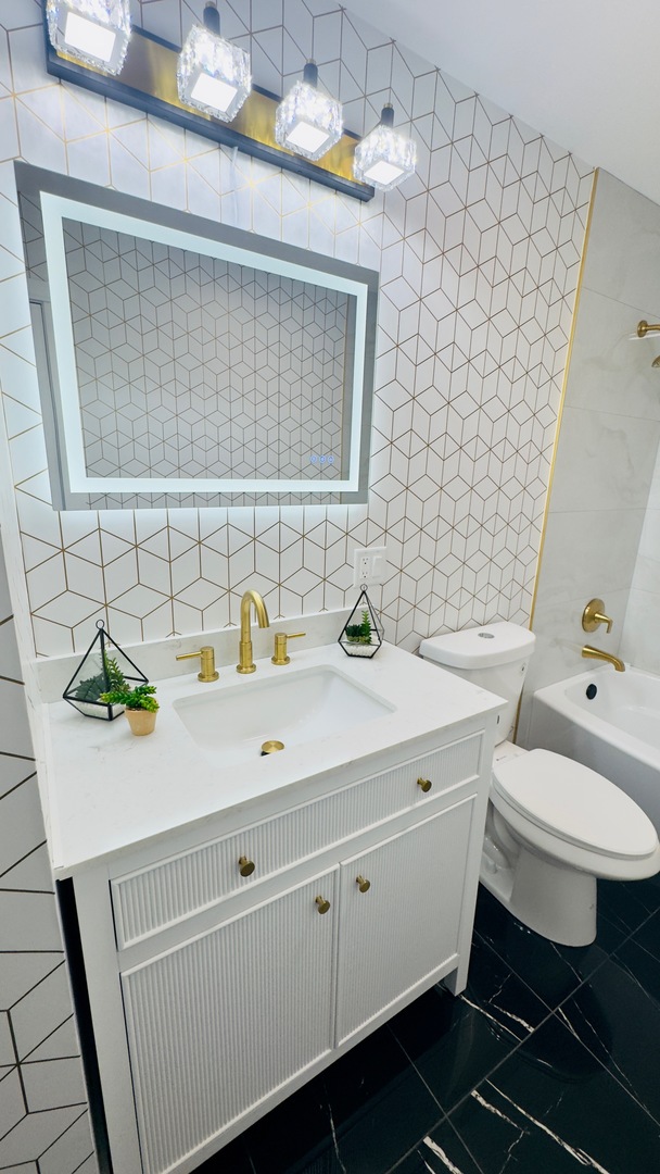 527 Northgate Road Lindenhurst, IL 60046 - Photo 21 of 35 a bathroom with a sink toilet and shower