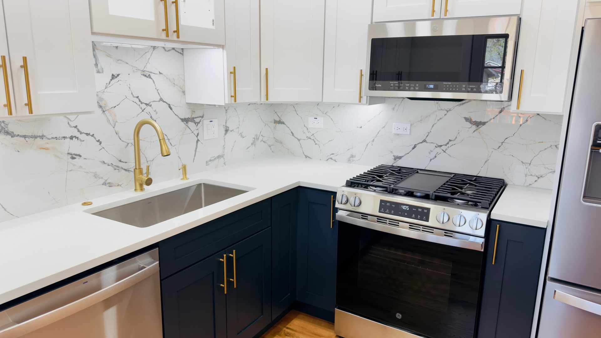 527 Northgate Road Lindenhurst, IL 60046 - Photo 9 of 35 a kitchen with a sink stove and microwave