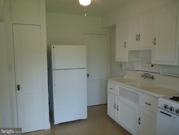 4312 Barrington Road Baltimore, MD 21229 - Photo 14 of 30 Kitchen