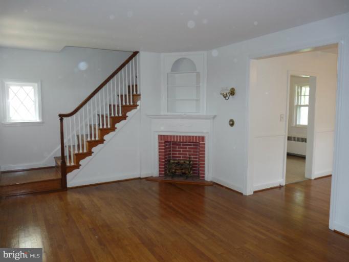 4312 Barrington Road Baltimore, MD 21229 - Photo 19 of 30 Living Room
