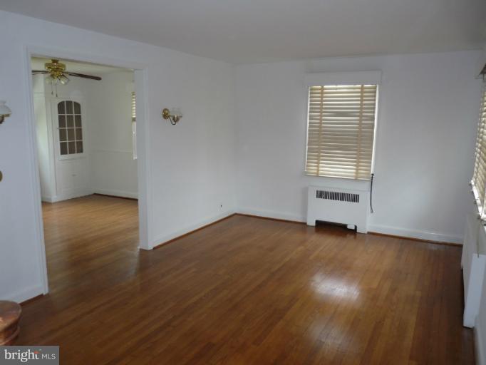 4312 Barrington Road Baltimore, MD 21229 - Photo 20 of 30 Living Room