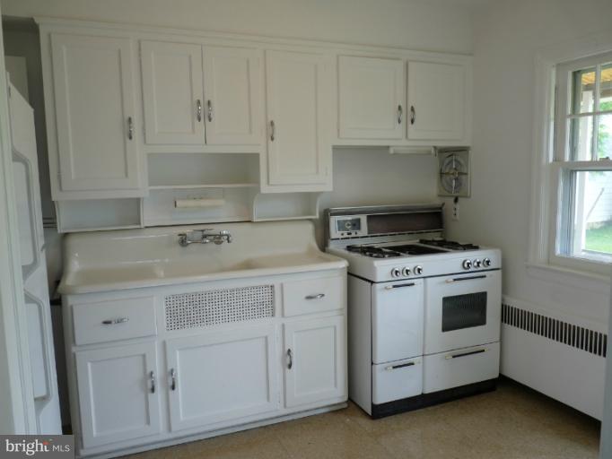 4312 Barrington Road Baltimore, MD 21229 - Photo 21 of 30 Bright, Sunny Kitchen