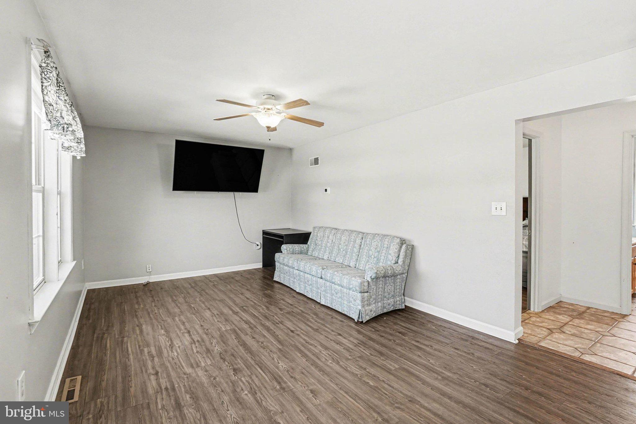 1350 Juniper Street Lebanon, PA 17042 - Photo 4 of 37 Living Room