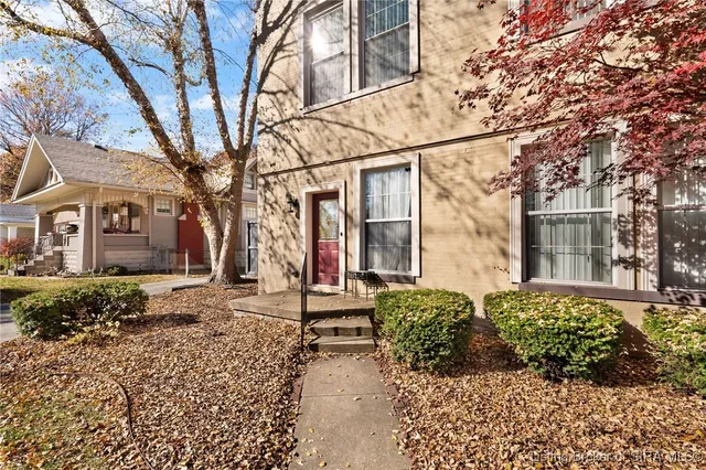 $179,900 | 925 East 7th Street, Unit 101, Jeffersonville, IN 47130