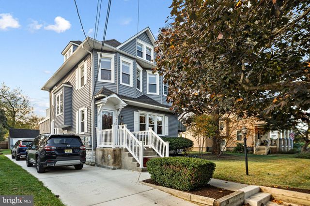 a car parked in front of a white house