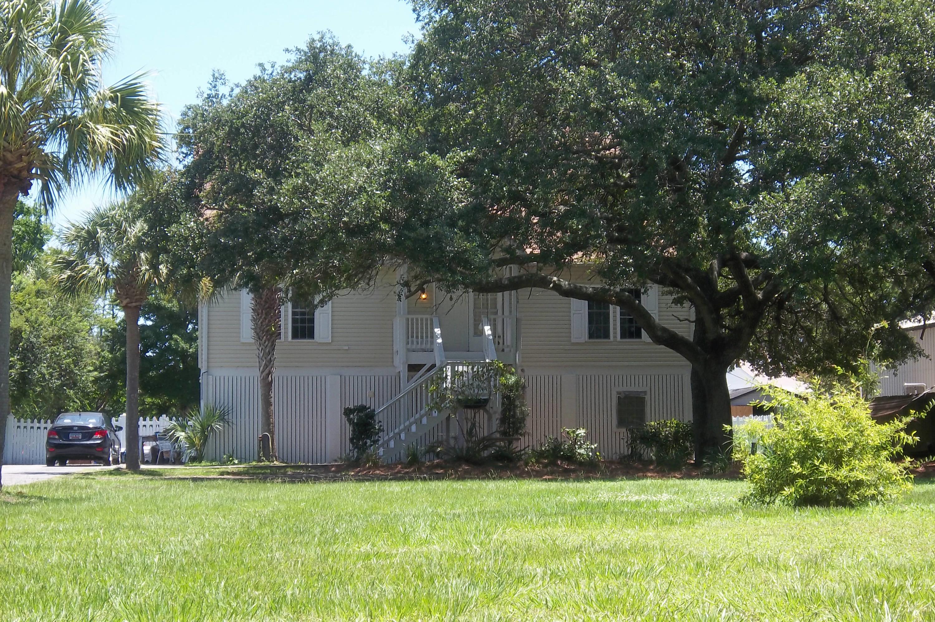1666 Old Military Road Charleston, SC 29412 - Photo 34 of 44 Front lawn