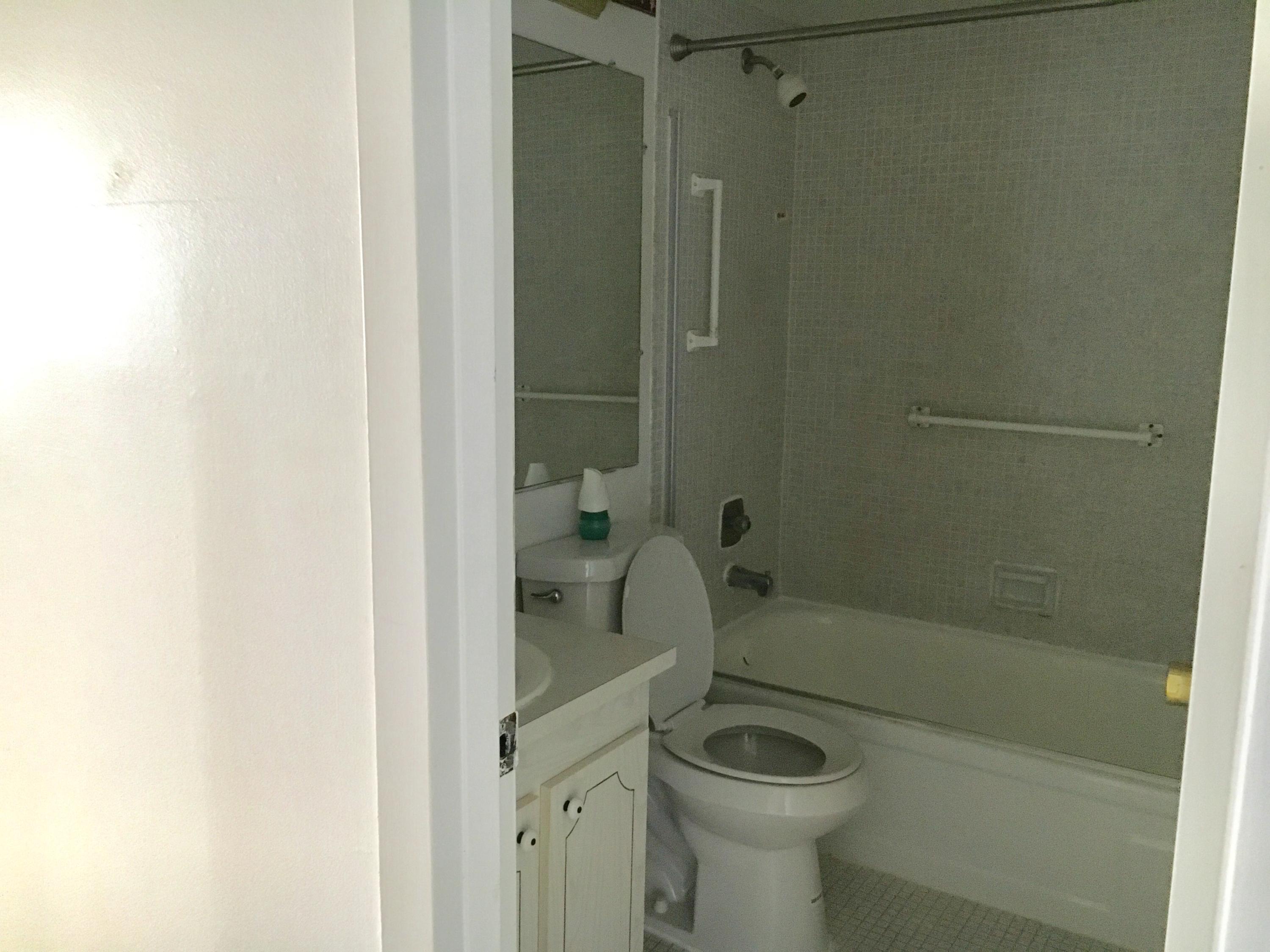 283 Brighton G Boca Raton, FL 33434 - Photo 9 of 11 Master Bathroom