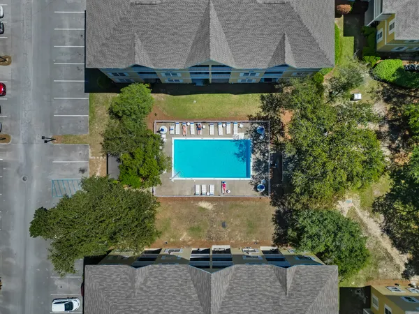a view of a back yard