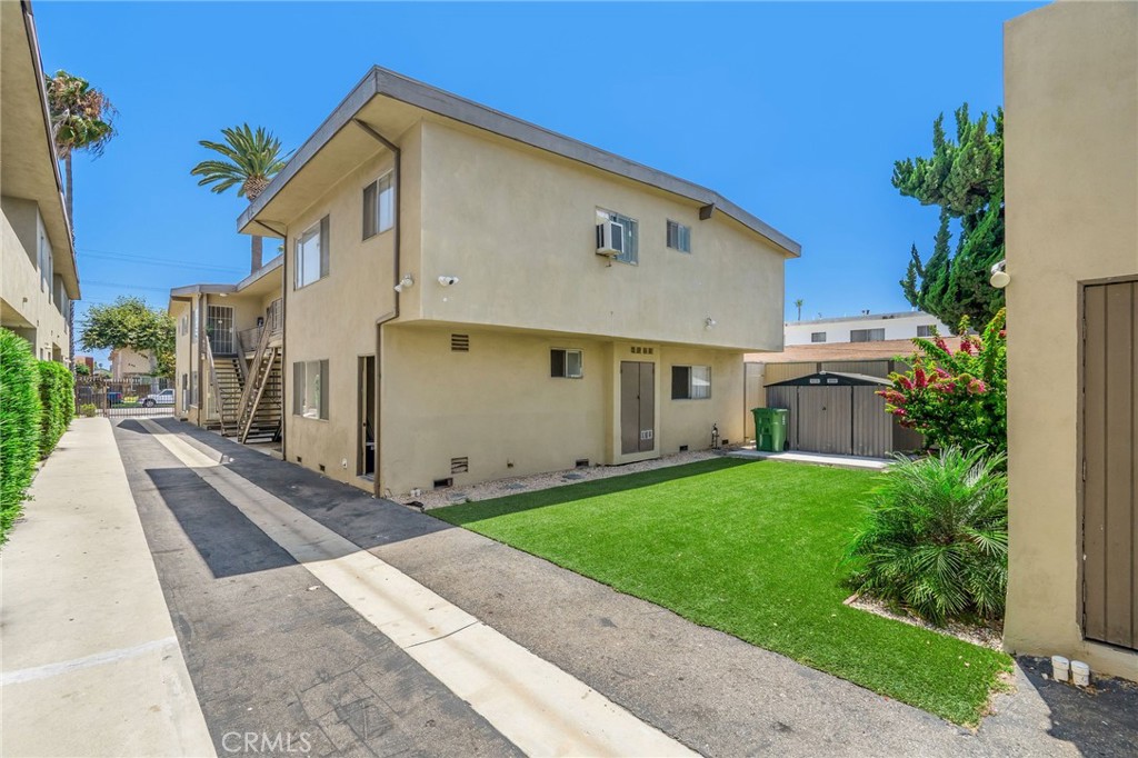 327 Stepney Street Inglewood, CA 90302 - Photo 8 of 13 a view of a back yard of the house