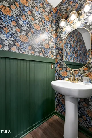 a view of a house with backyard