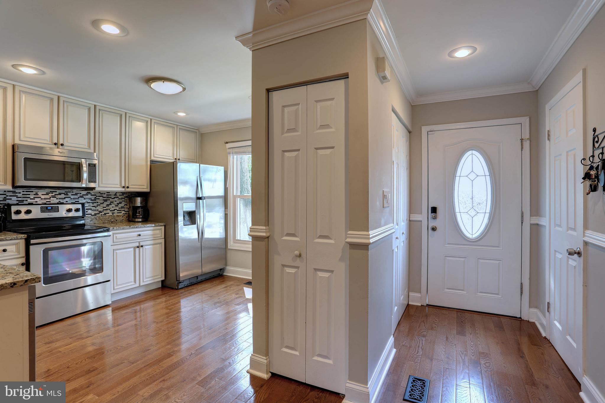 48 Robin Ridge Court Baltimore, MD 21234 - Photo 2 of 39 Spacious - bright foyer / large pantry