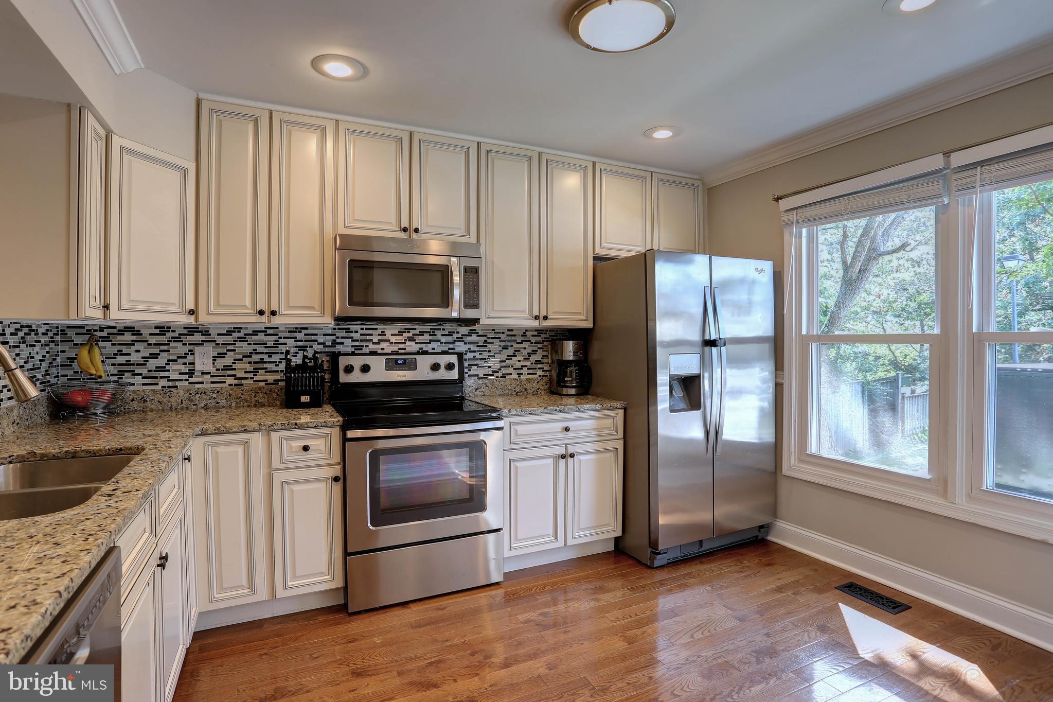 48 Robin Ridge Court Baltimore, MD 21234 - Photo 4 of 39 Hardwood Floors - Granite counters - tile