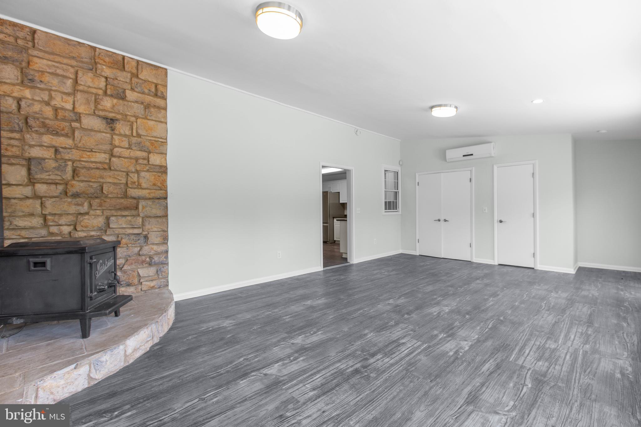 10827 Catharpin Road Spotsylvania, VA 22553 - Photo 14 of 39 a view of empty room with wooden floor and fan