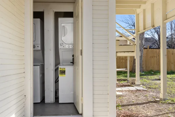 $1,175 | 715 Porter Street, Unit 2, Taylor, TX 76574