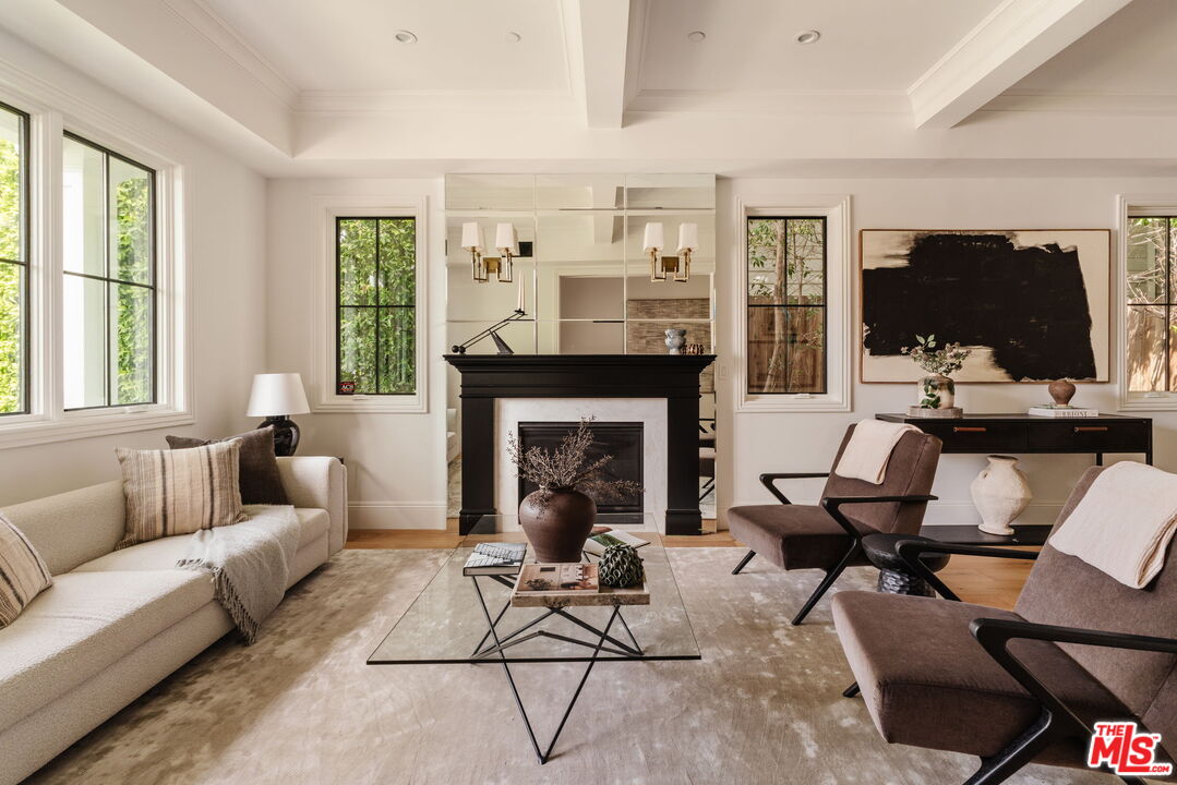 10560 Bradbury Road Los Angeles, CA 90064 - Photo 11 of 32