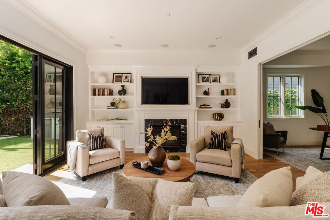 10560 Bradbury Road Los Angeles, CA 90064 - Photo 2 of 32