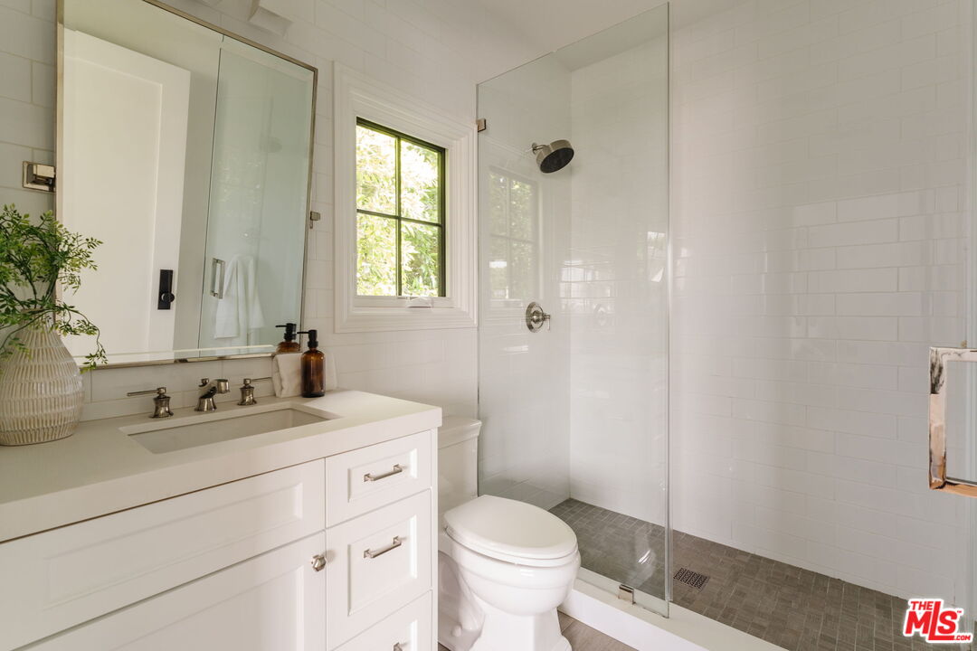 10560 Bradbury Road Los Angeles, CA 90064 - Photo 24 of 32
