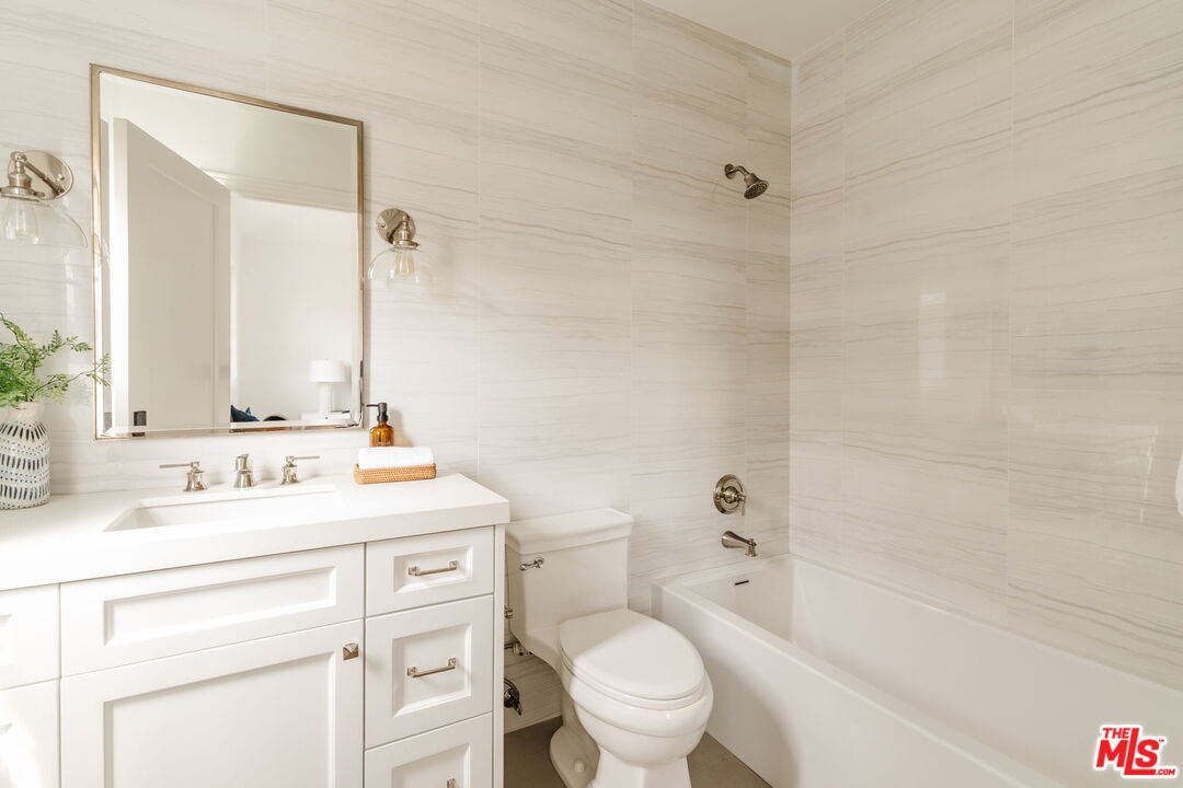 10560 Bradbury Road Los Angeles, CA 90064 - Photo 26 of 32