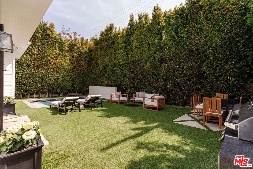 10560 Bradbury Road Los Angeles, CA 90064 - Photo 27 of 32