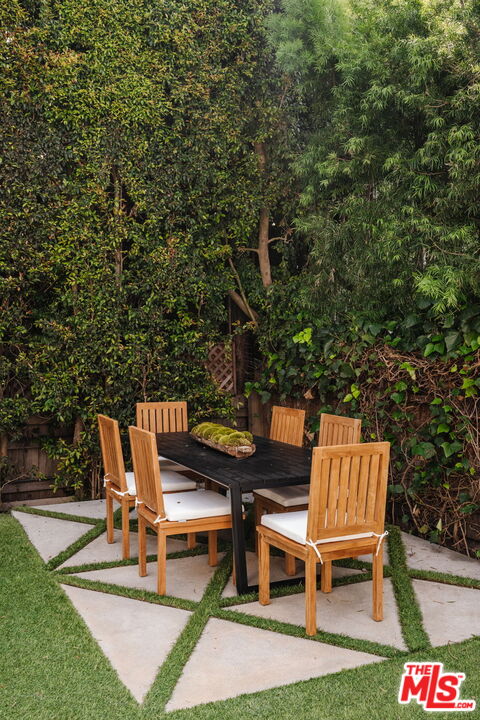 10560 Bradbury Road Los Angeles, CA 90064 - Photo 30 of 32