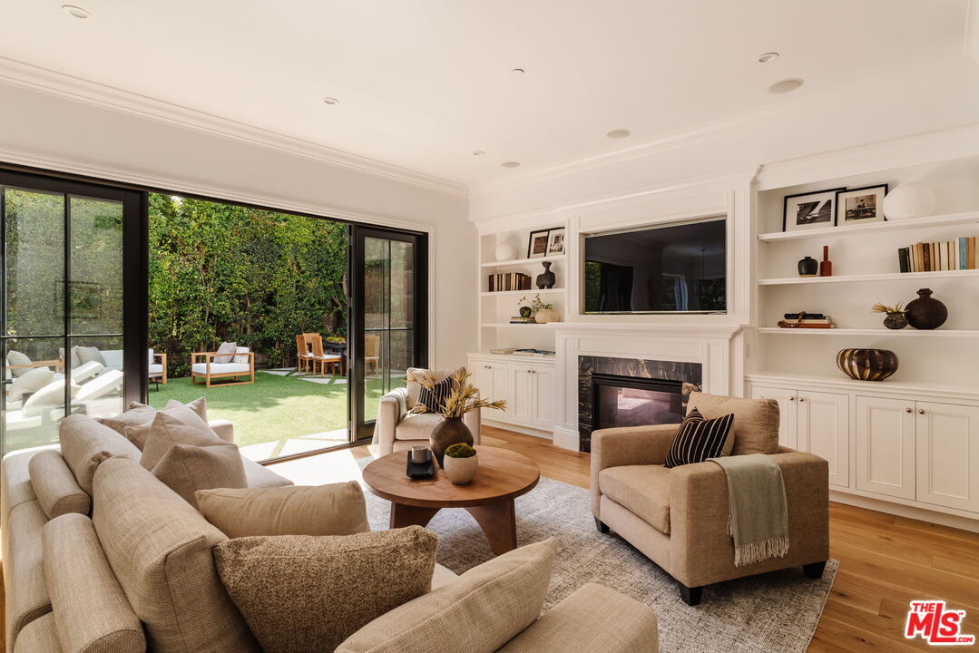 10560 Bradbury Road Los Angeles, CA 90064 - Photo 3 of 32