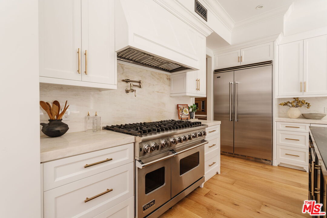 10560 Bradbury Road Los Angeles, CA 90064 - Photo 5 of 32