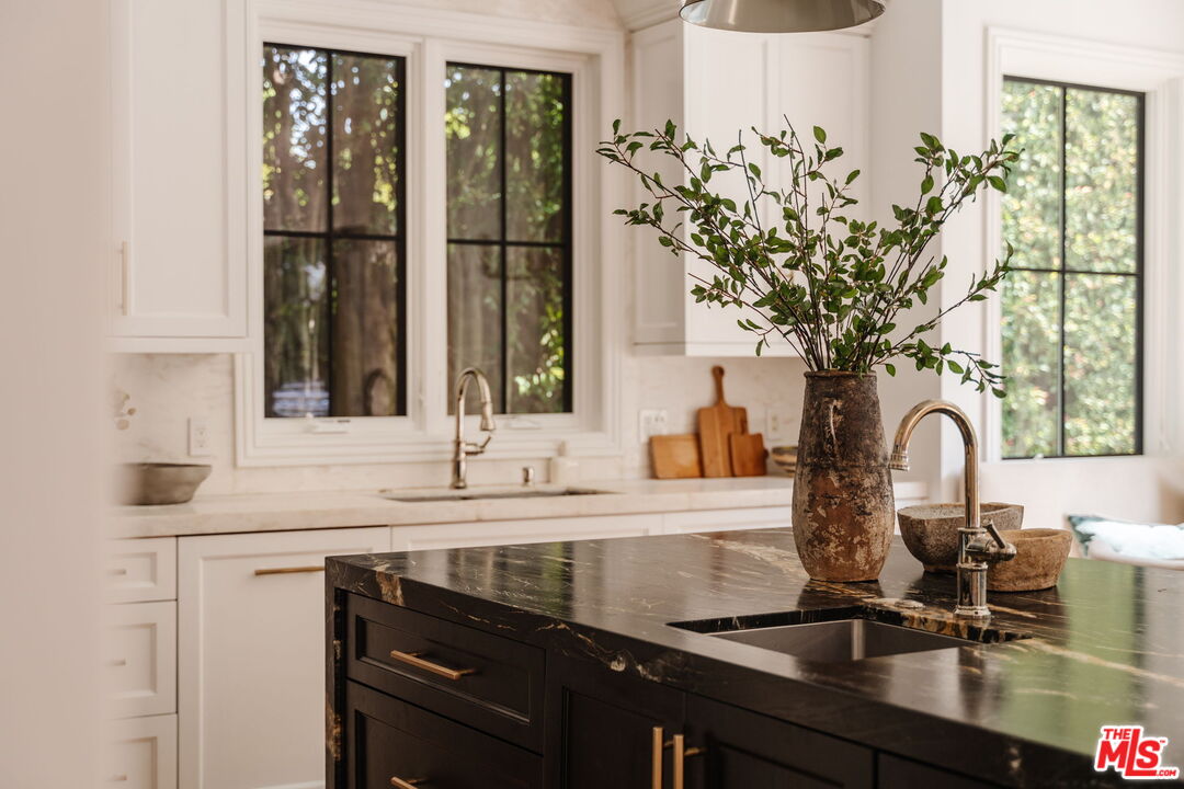 10560 Bradbury Road Los Angeles, CA 90064 - Photo 6 of 32