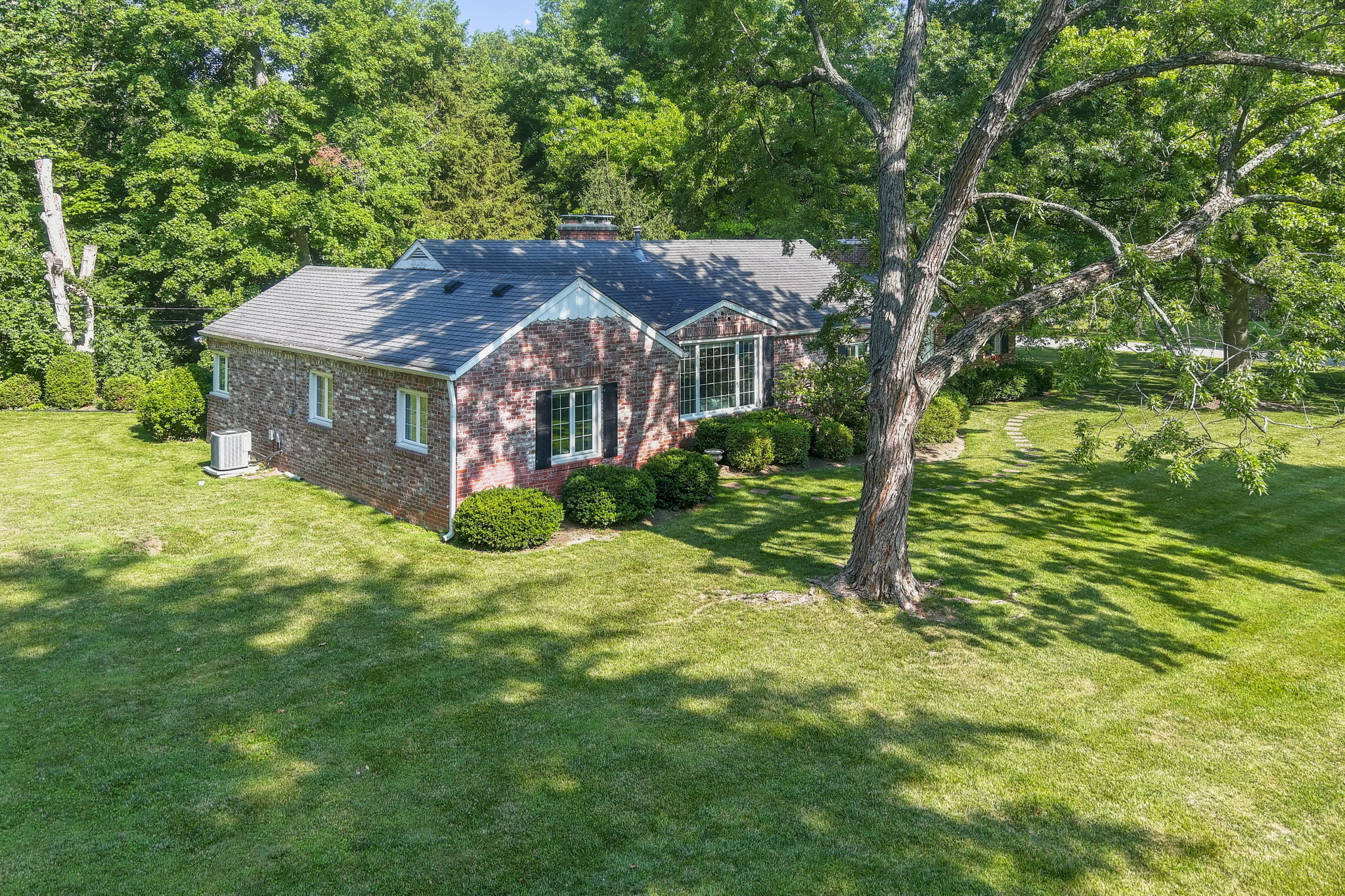 7704 Clarendon Road Indianapolis, IN 46260 - Photo 3 of 54