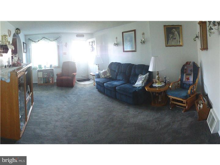2082 Heather Road Folcroft, PA 19032 - Photo 4 of 20 Living Room