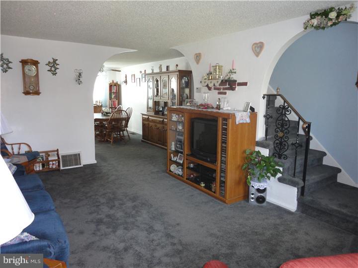 2082 Heather Road Folcroft, PA 19032 - Photo 5 of 20 Living Room