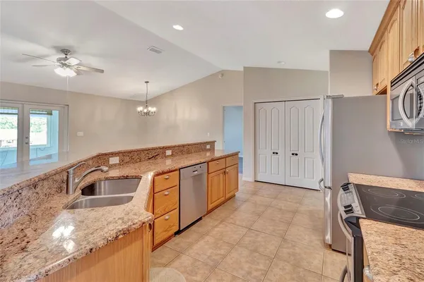 $300,000 | 106 Fairway Circle, Umatilla, FL 32784