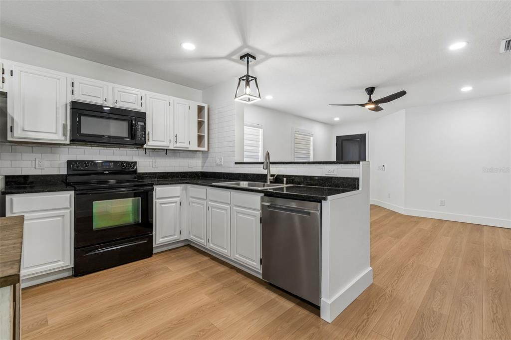 32323 Fish Hook Loop Wesley Chapel, FL 33545 - Photo 17 of 76
