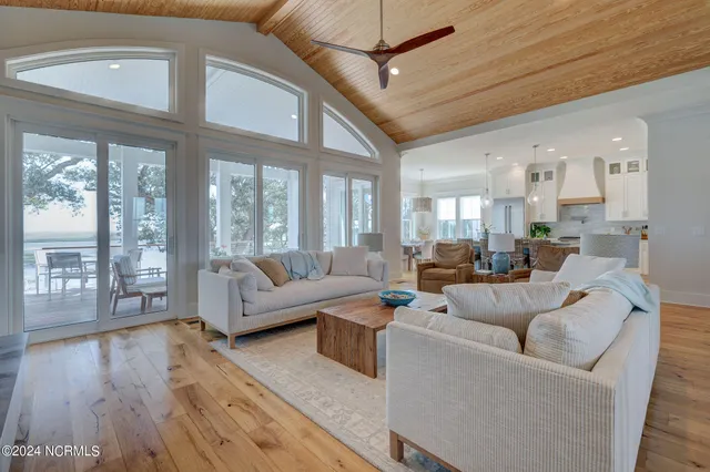 $4,350,000 | 7 Waterfront Circle, Hampstead, NC 28443