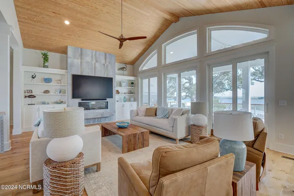 $4,350,000 | 7 Waterfront Circle, Hampstead, NC 28443