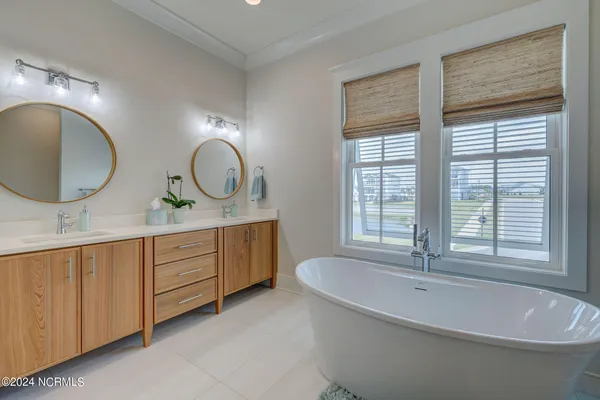 $4,350,000 | 7 Waterfront Circle, Hampstead, NC 28443