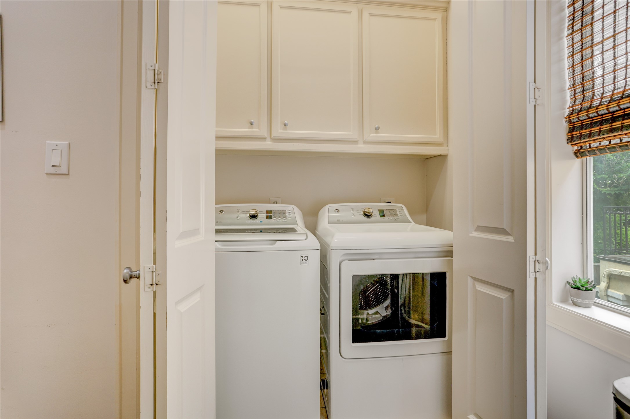 4262 Childress Street, Unit B Houston, TX 77005 - Photo 15 of 22 a utility room with dryer and washer
