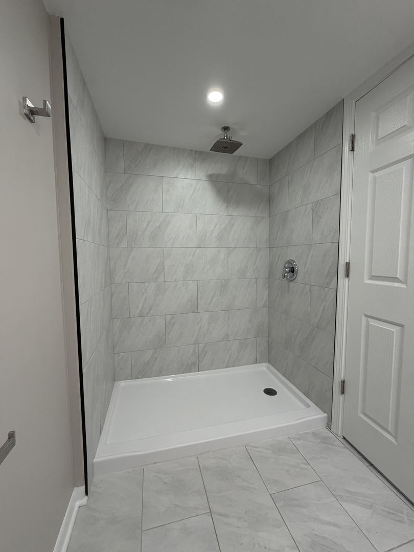 9534 South Yale Avenue Chicago, IL 60628 - Photo 21 of 26 a bathroom with a bathtub
