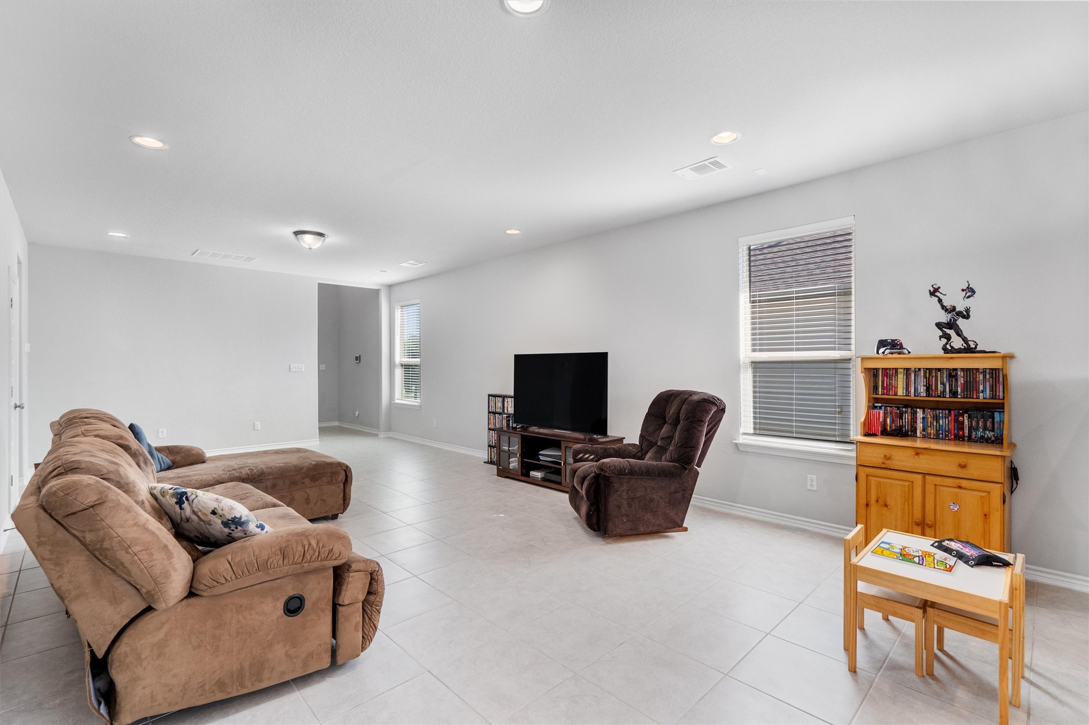 1148 Kimblewick Drive Georgetown, TX 78626 - Photo 4 of 32 The large living room offers much flexibility.