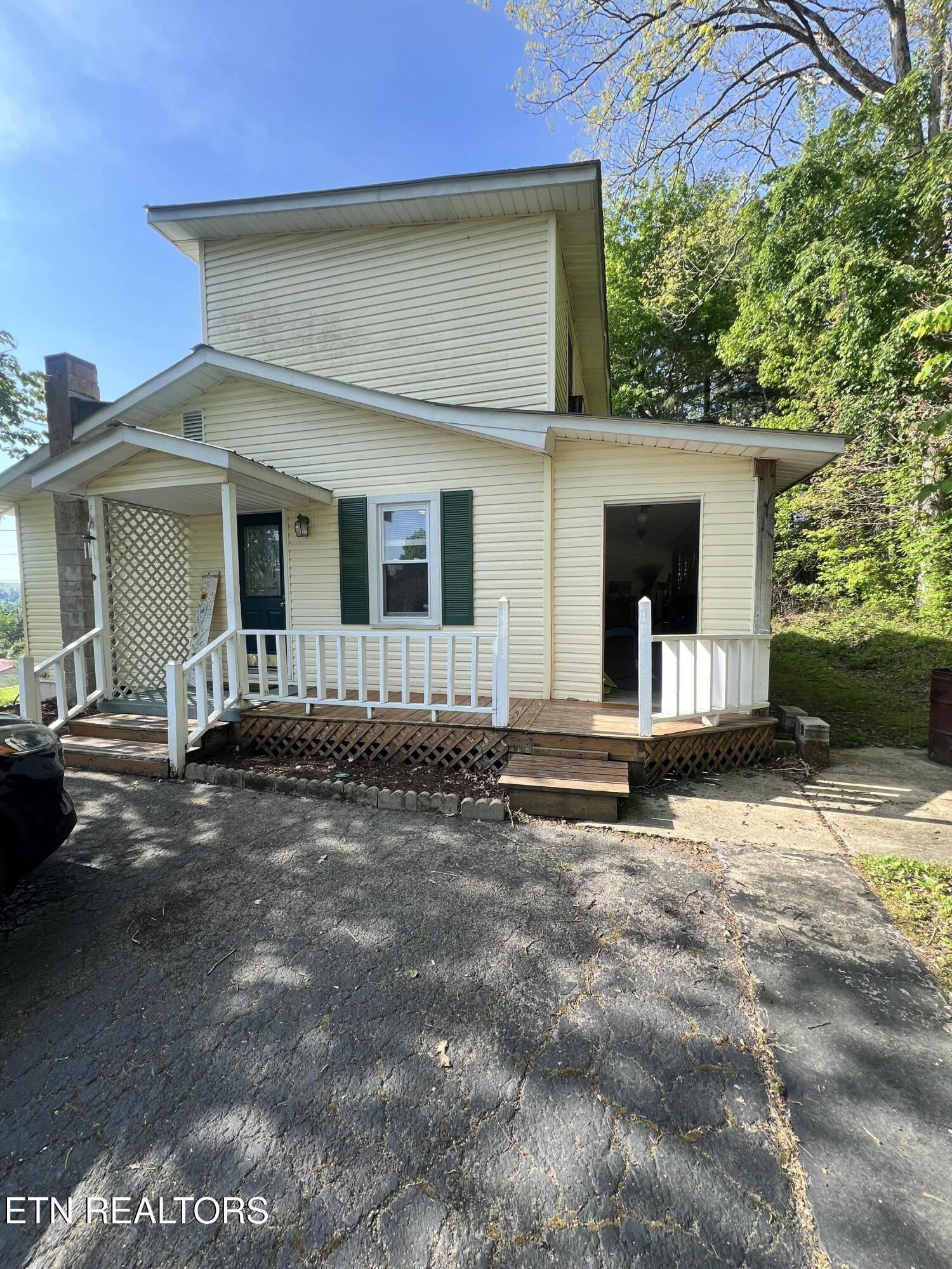 621 South Proctor Boulevard Oneida, TN 37841 - Photo 2 of 24 side house