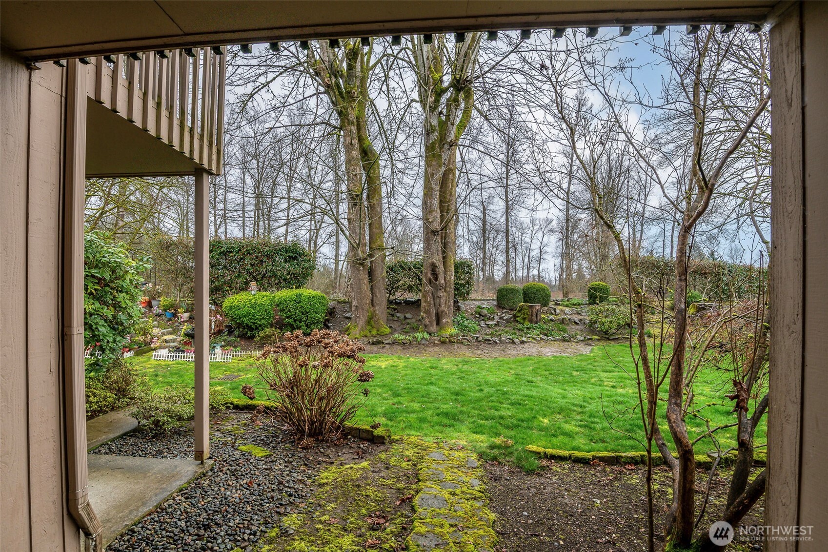 8521 South 259th Street, Unit B15 Kent, WA 98030 - Photo 17 of 24 a view of yard with tree in it
