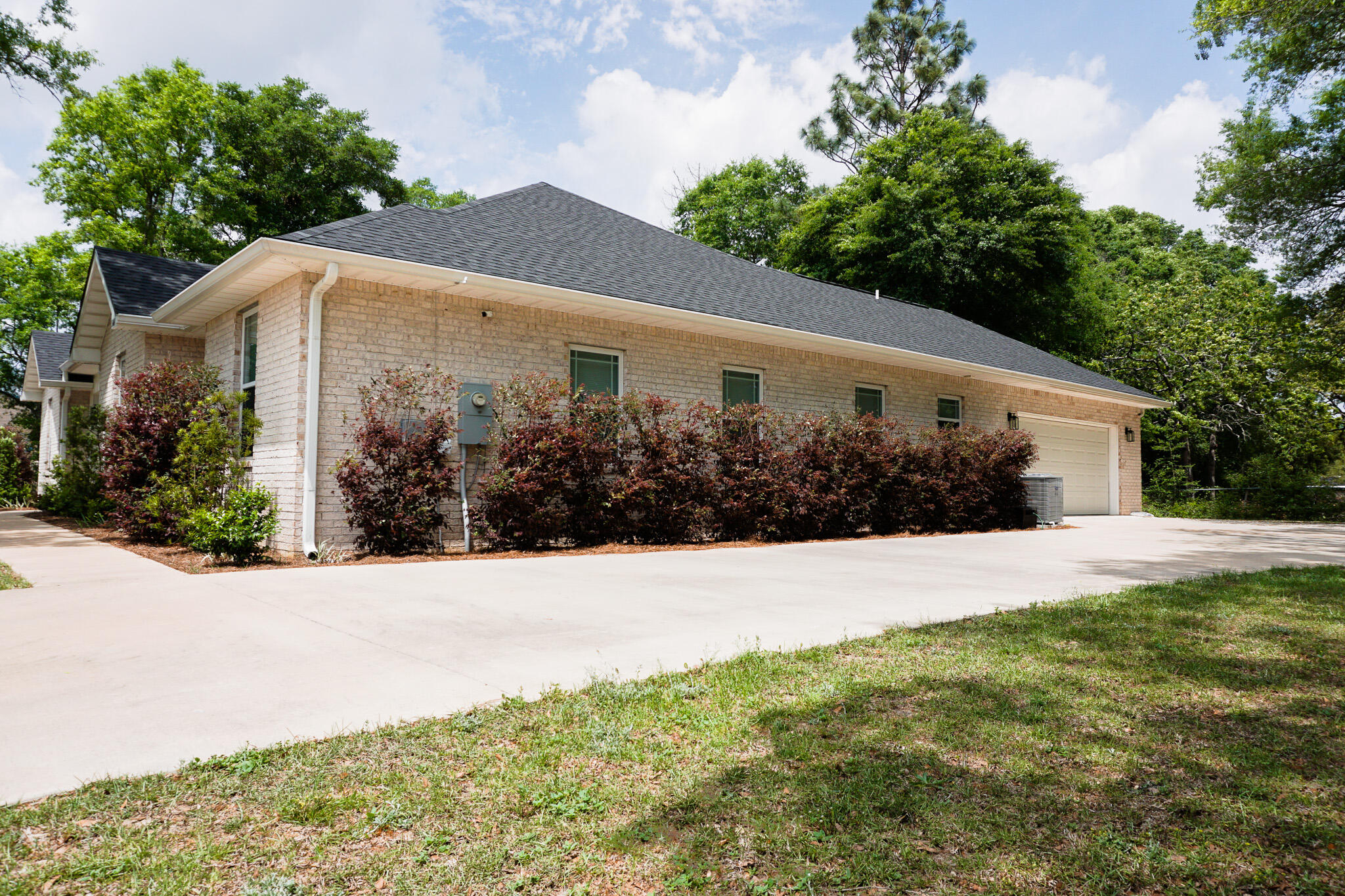 5464 Jenee Court Crestview, FL 32539 - Photo 3 of 63 Side/Driveway