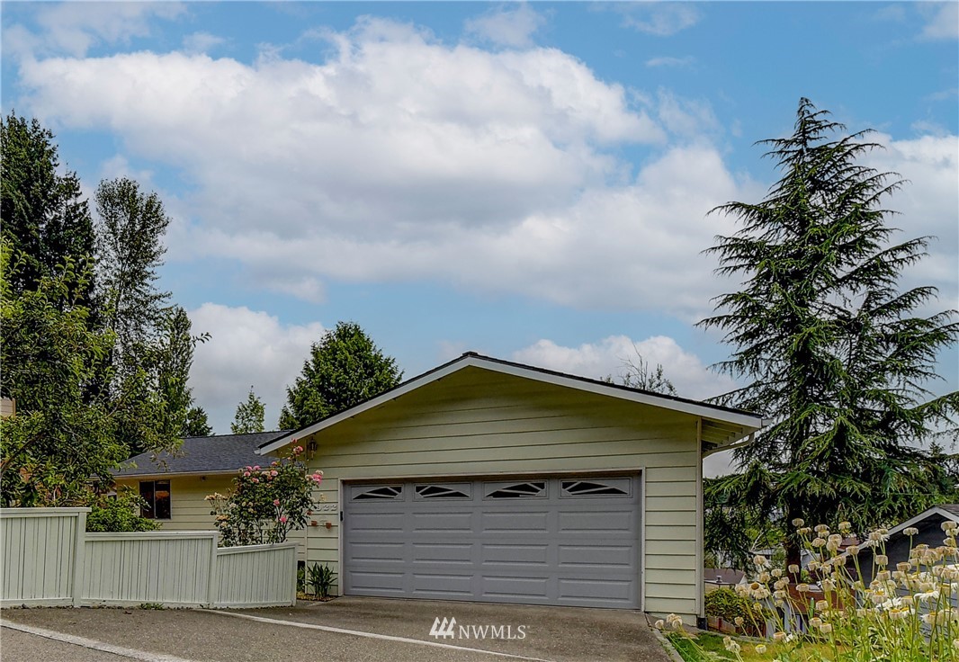 1922 Beacon Way Southeast Renton, WA 98058 - Photo 1 of 25