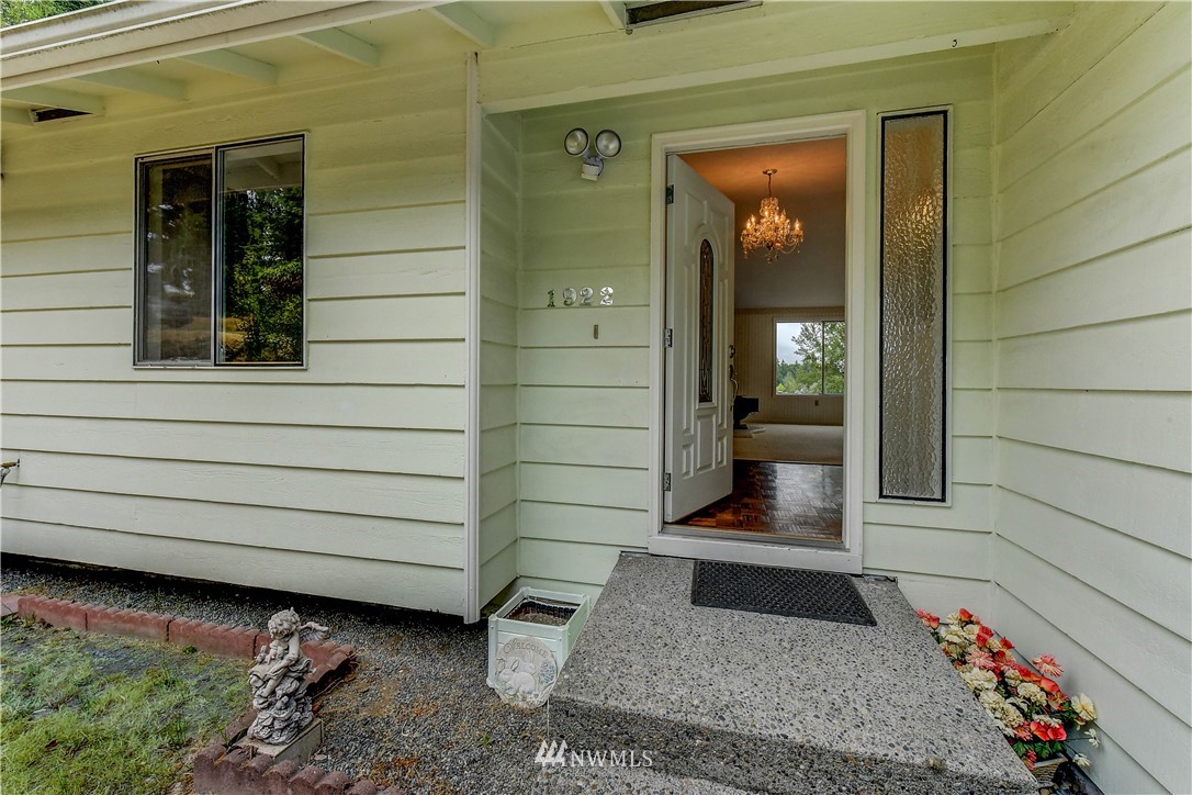 1922 Beacon Way Southeast Renton, WA 98058 - Photo 2 of 25