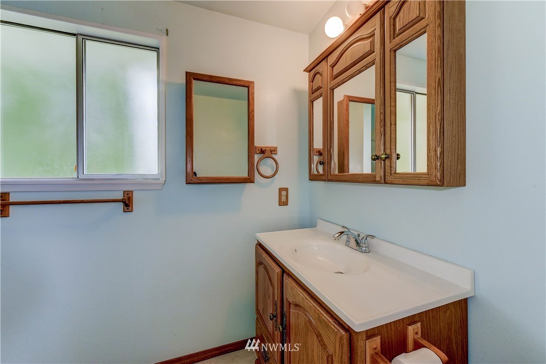 1922 Beacon Way Southeast Renton, WA 98058 - Photo 11 of 25