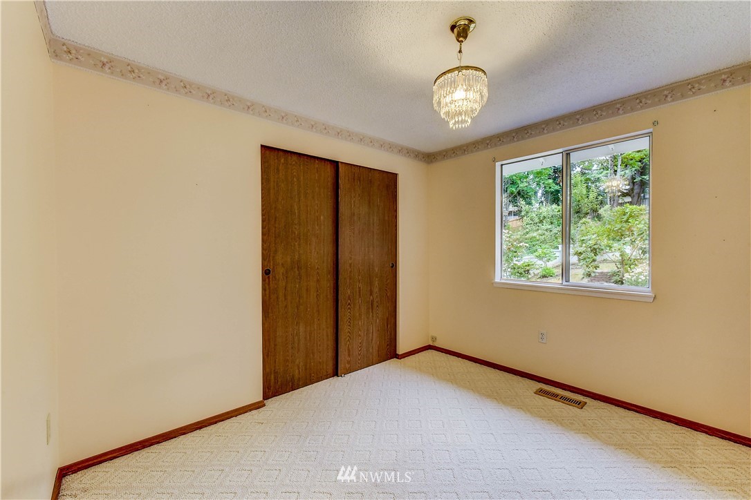 1922 Beacon Way Southeast Renton, WA 98058 - Photo 13 of 25