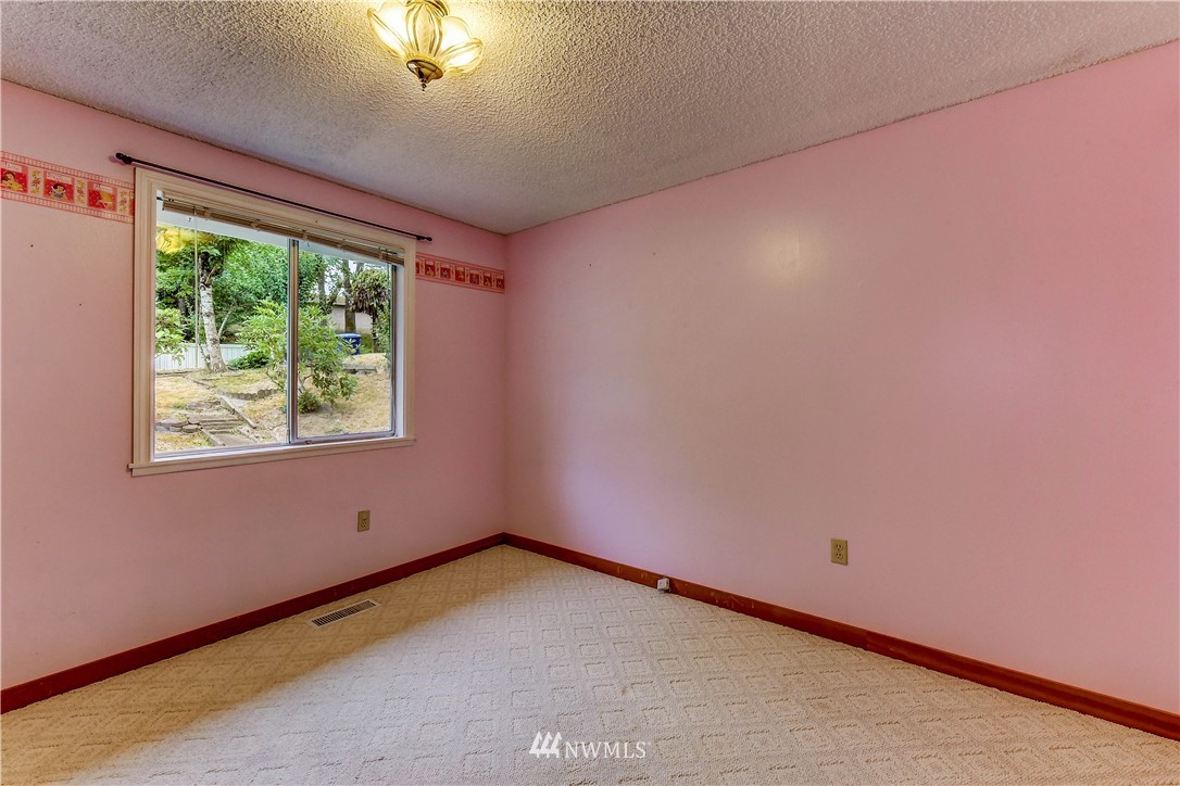 1922 Beacon Way Southeast Renton, WA 98058 - Photo 15 of 25