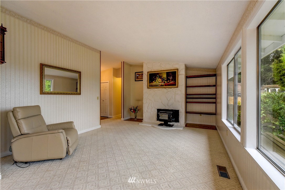 1922 Beacon Way Southeast Renton, WA 98058 - Photo 4 of 25