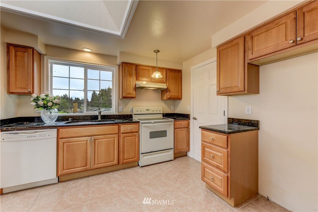 1922 Beacon Way Southeast Renton, WA 98058 - Photo 7 of 25